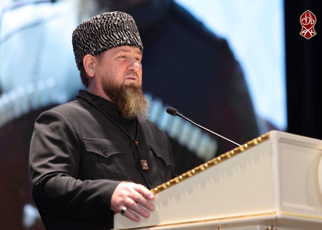 Рамзан-Хаджи Кадыров поздравил россиян с Днём Государственного флага