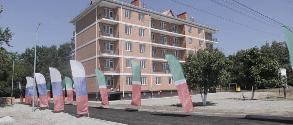 В селе Новый–Шарой открыли жилой дом для переселения граждан из аварийного жилья