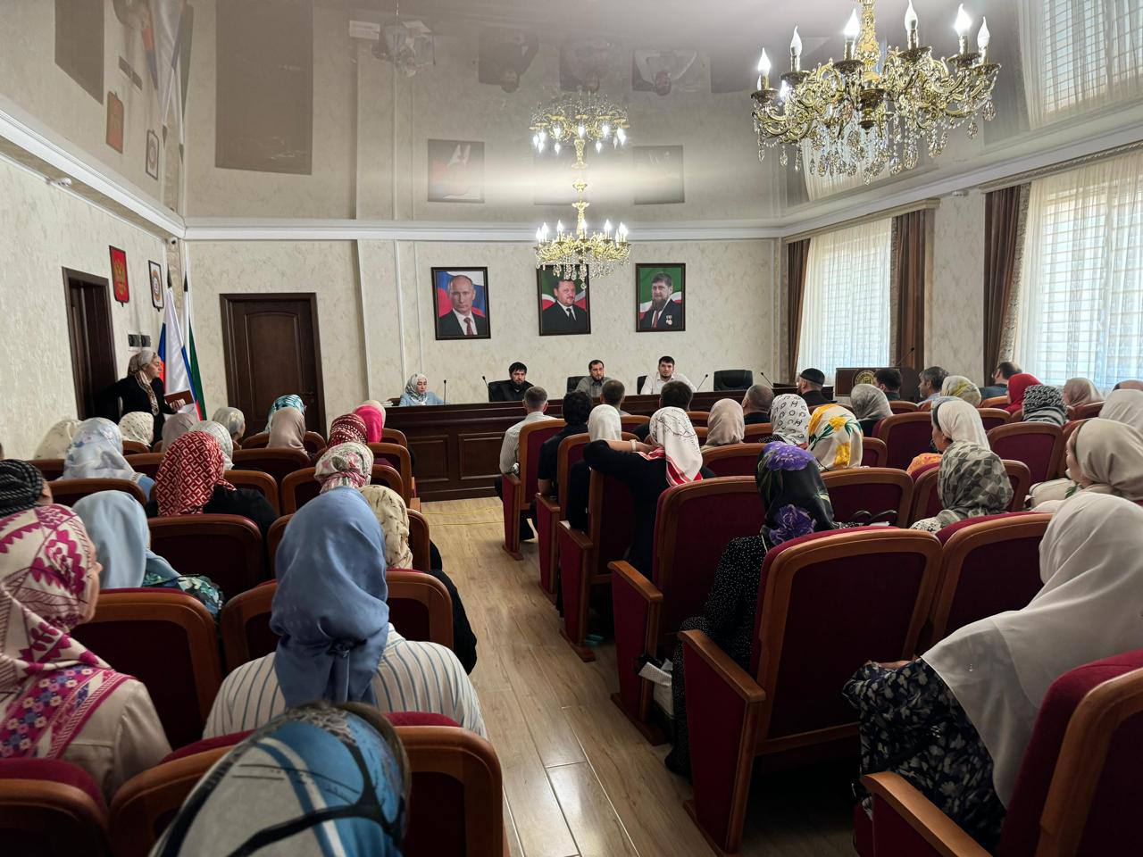 ЦУР Чеченской Республики совместно с Миннацинформ ЧР провел семинар-совещание в Министерстве образования и науки. Темой встречи стало ведение госпабликов и их соответствие заданным требованиям.