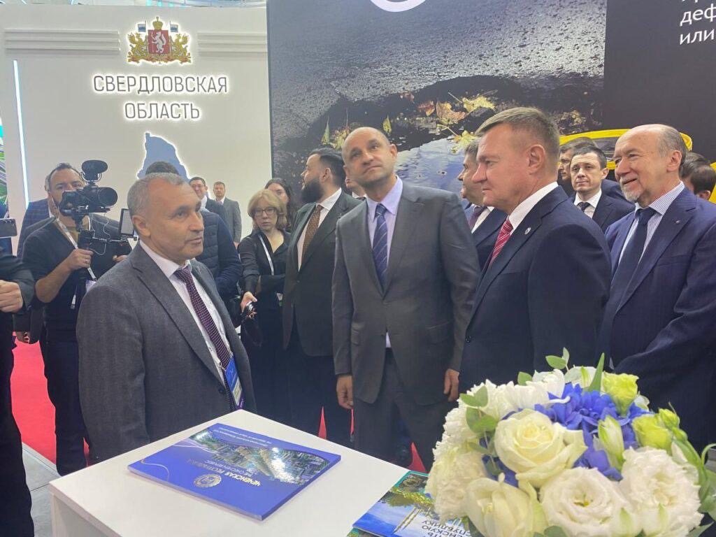 Роман Старовойт посетил стенд ЧР на выставке «Дорога 2024»