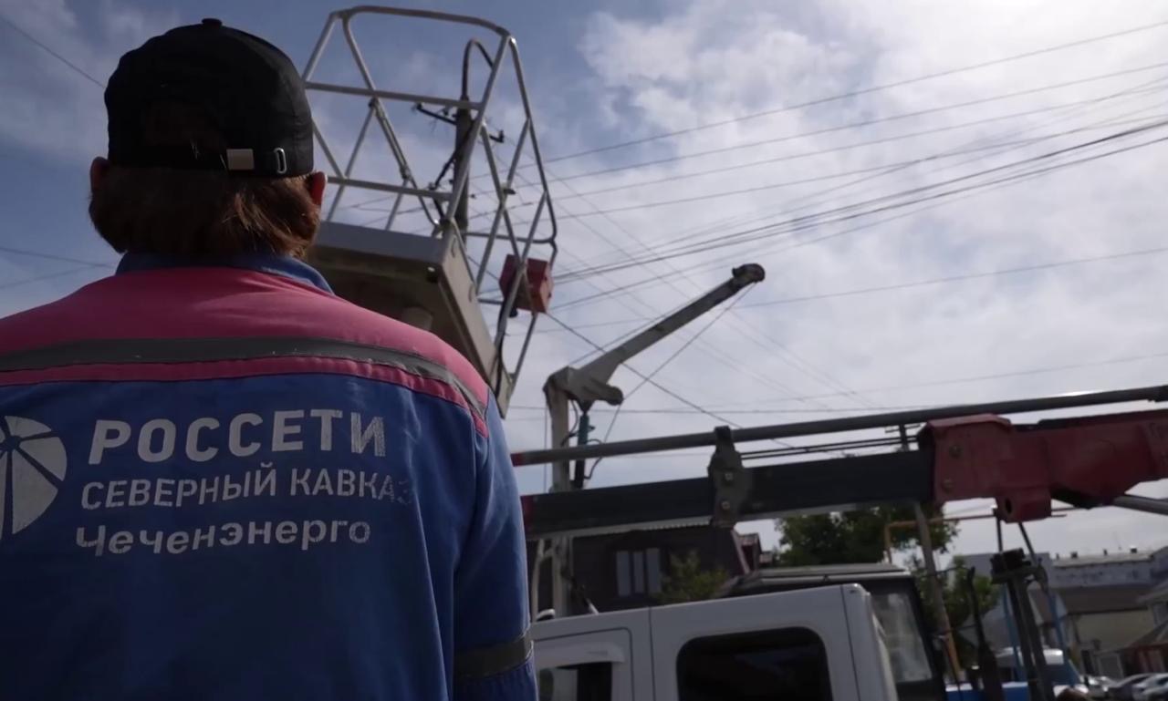 По улице Гайрбекова в Грозном появилось современное уличное освещение