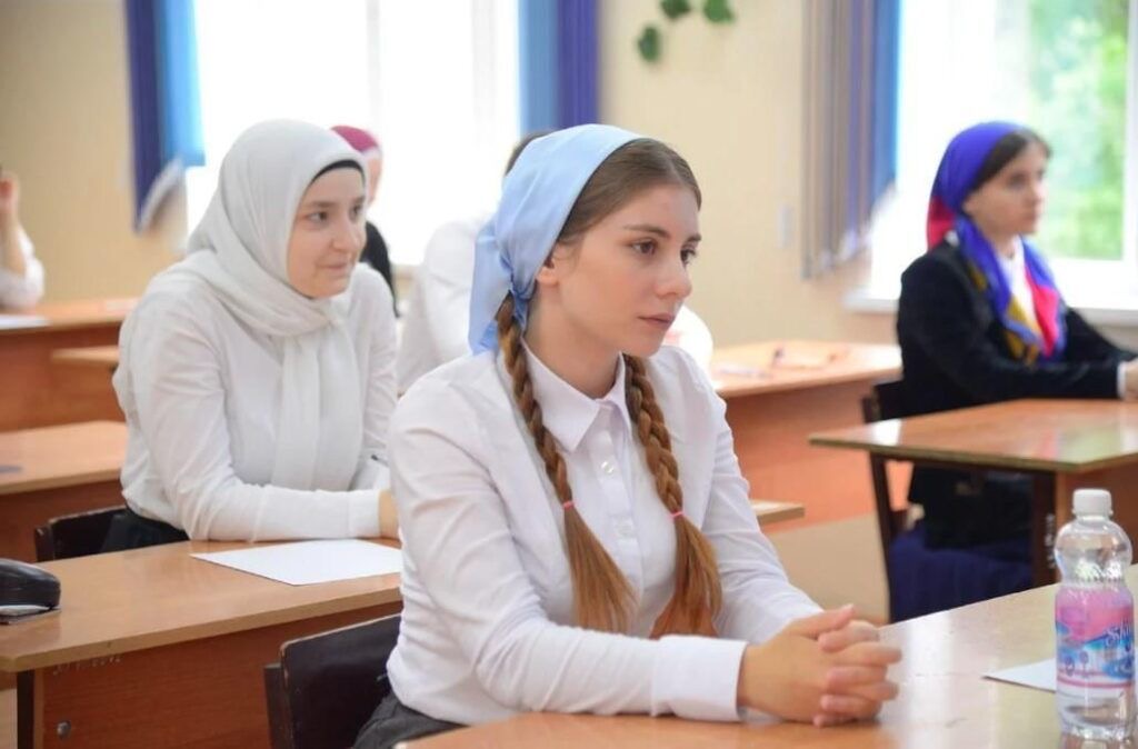 Школьники Чеченской республики получают «Билет в будущее» через профессиональное обучение визажу