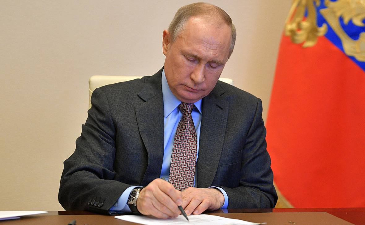 Путин подписал закон о списании долгов по кредитам участникам СВО