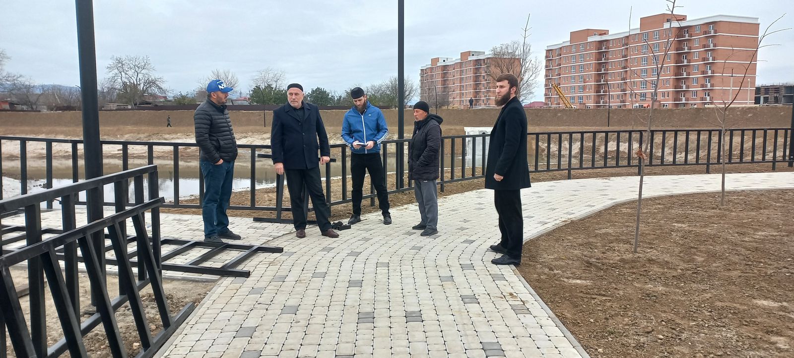 Представители «Единой России» оценили ход благоустройства общественного пространства в Ачхой-Мартане