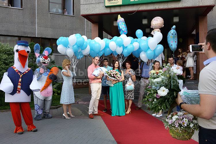 «Ждать за воротами!»  Глава ЧР запретил шумные    выписки из роддомов