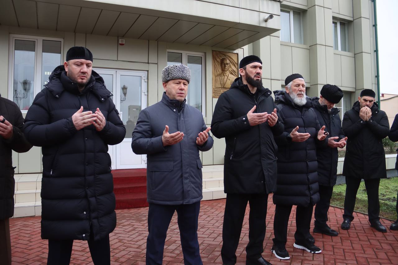 В Грозном почтили память жертв теракта в доме правительства