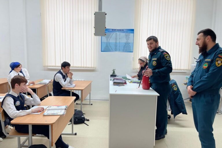 Чеченским школьникам рассказывают о безопасности при обращении с пиротехникой
