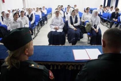 В МБОУ «СОШ №7» Грозного прошло значимое мероприятие под названием «Мой папа — росгвардеец», приуроченное ко Дню отца и посвященное работе сотрудников Росгвардии. Мероприятие прошло в рамках национального проекта «Молодежь и дети».
