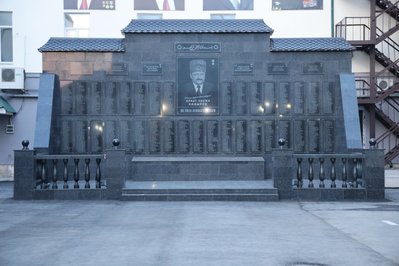 В Грозном открыли мемориал памяти Ахмату-Хаджи Кадырову и погибшим сотрудникам МВД