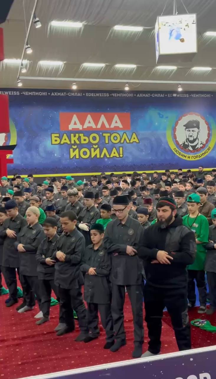 ТЫСЯЧА ХАФИЗОВ СОВЕРШИЛИ ВМЕСТЕ КОЛЛЕКТИВНЫЙ НАМАЗ