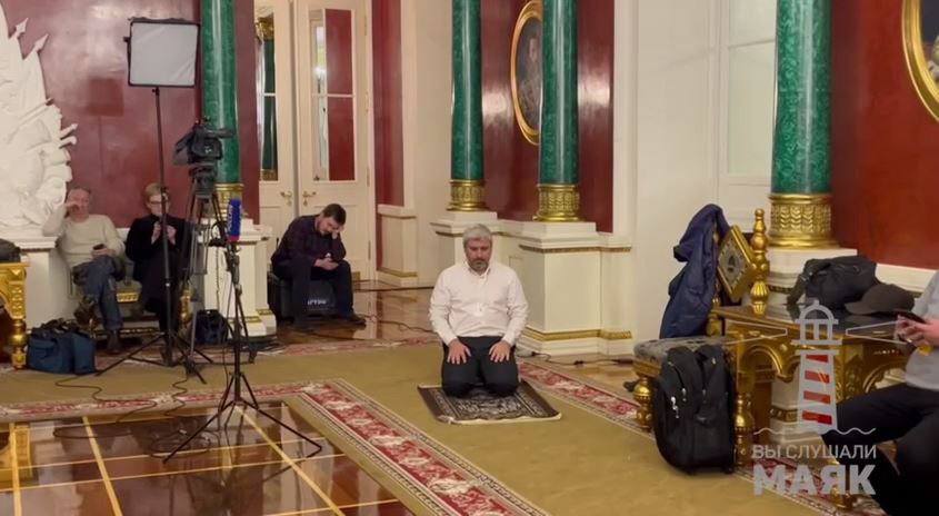 Приезжий совершил намаз в московском Кремле