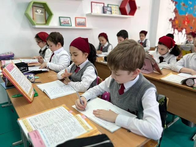 «ЮНЫЕ КАДЫРОВЦЫ» провели классный час по правилам дорожного движения
