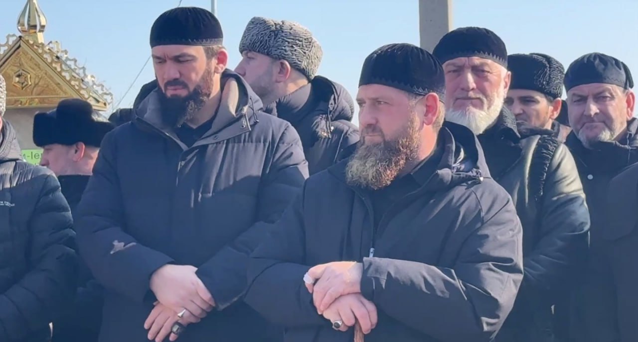 Глава ЧР посетил похороны   матери Галаса Таймасханова
