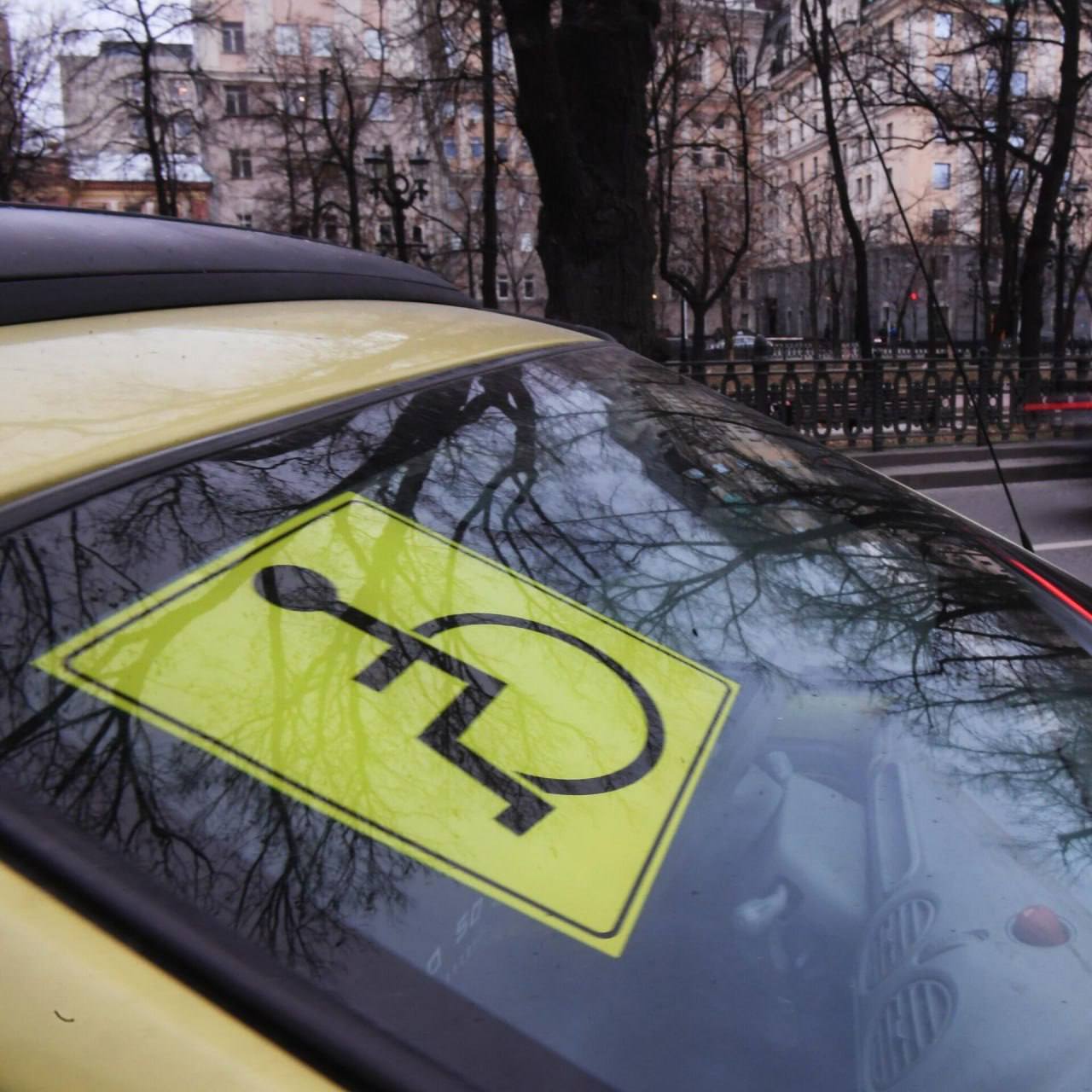 Инвалидам в ЧР передали 10 специализированных автомобилей