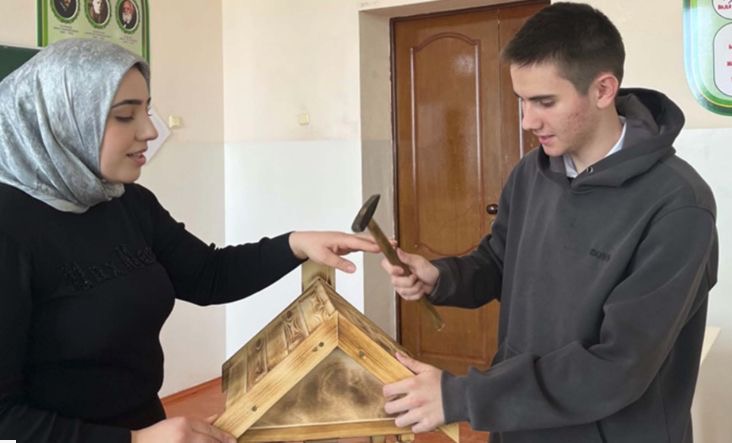 Школьник из Серноводского района Чечни сделал сказочную кормушку для птиц