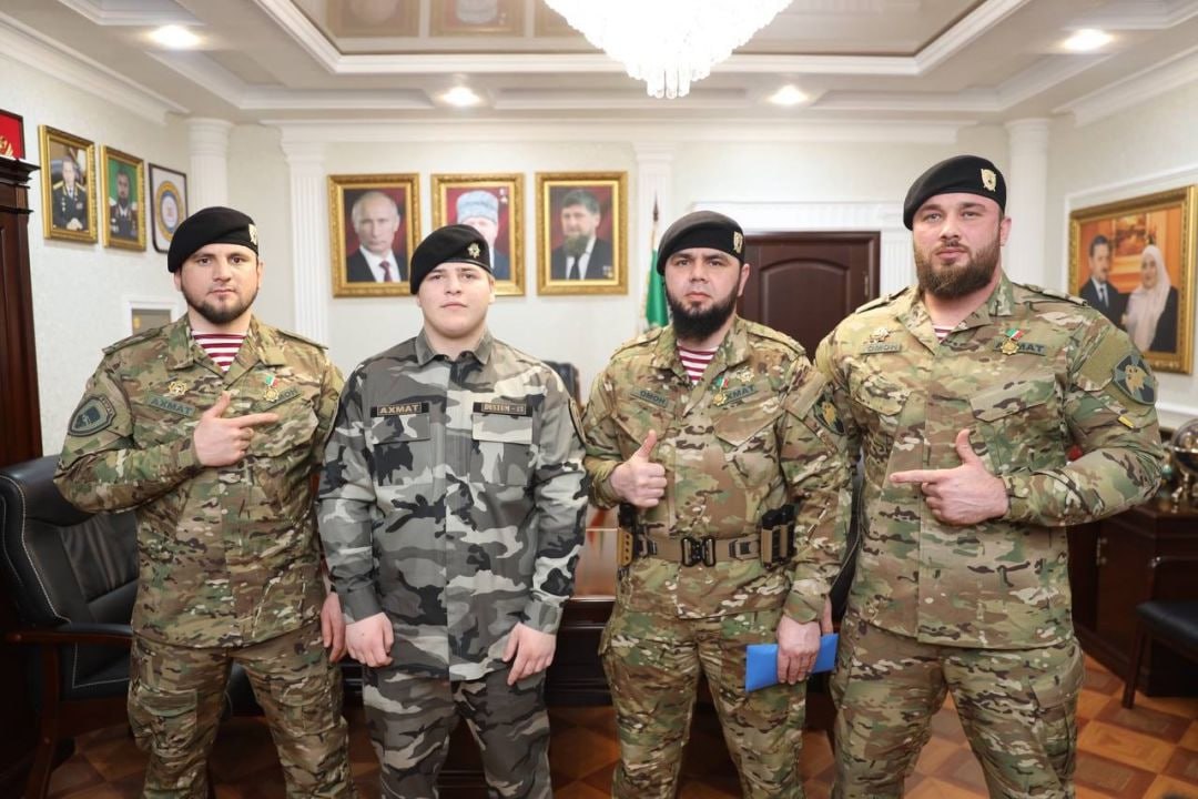 Адам Кадыров вручил медали «Герой Чеченской Республики. Къонах» трем отличившимся бойцам