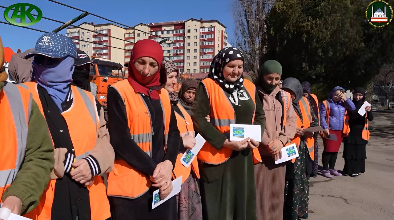 Фонд Кадырова передал деньги нуждающимся, сотрудницам сурсада и зеленстроя