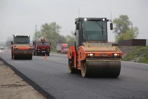 В станице Ассиновская Серноводского района продолжается асфальтирование дорог