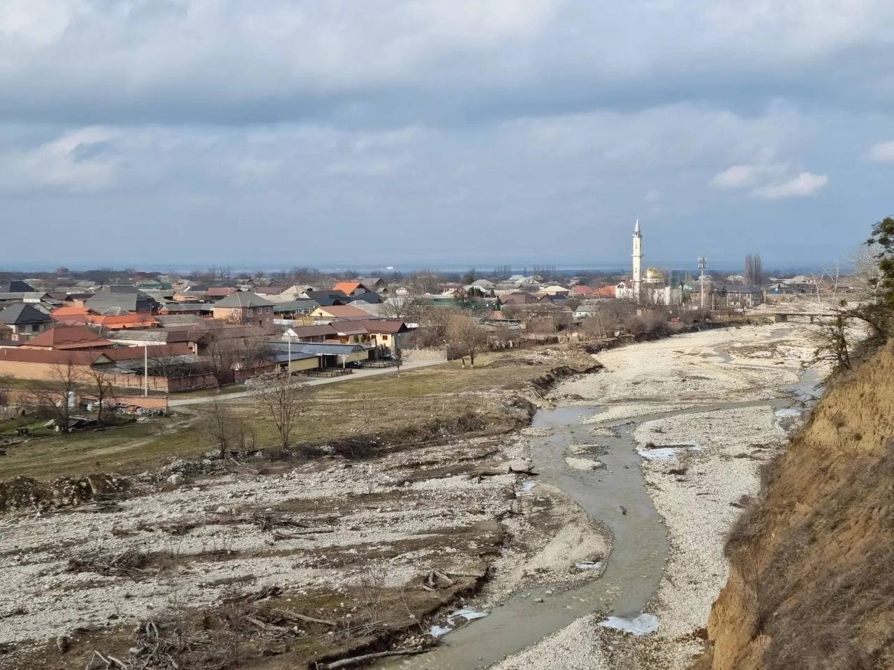 На реке Шалажа начато строительство сооружений правого и левого берега