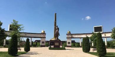В Грозном в преддверии Дня Победы для школьников проводят экскурсиипо Мемориальному комплексу Славы