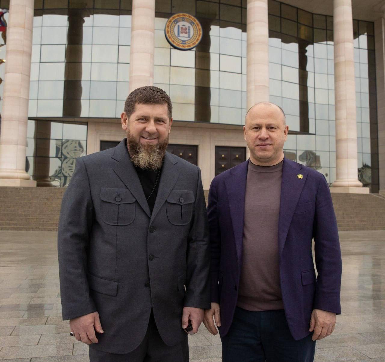 Рамзан-Хаджи Кадыров поздравил сотрудников Администрации Главы и Правительства ЧР с 25-летием