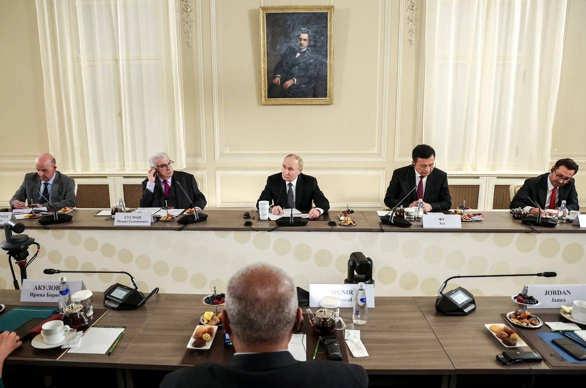 Владимир Путин провел встречу с руководителями мировых информагентств