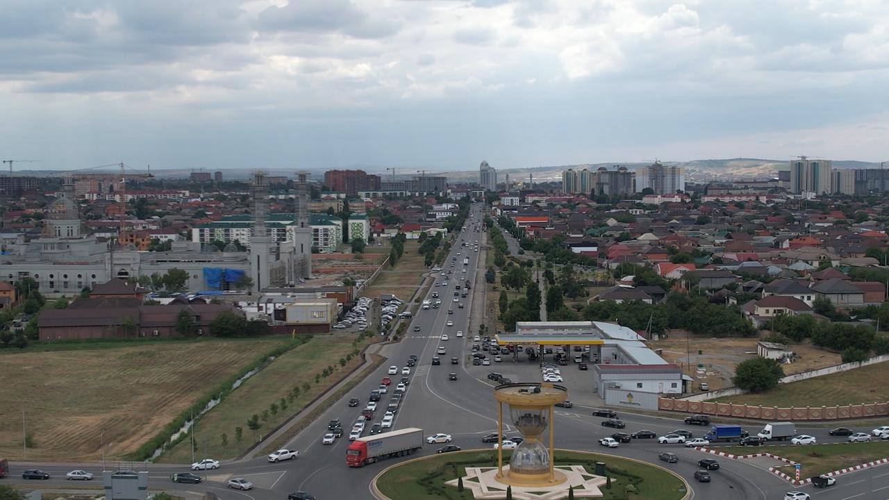 На проспекте им. Кунта-Хаджи Кишиева модернизируют освещение