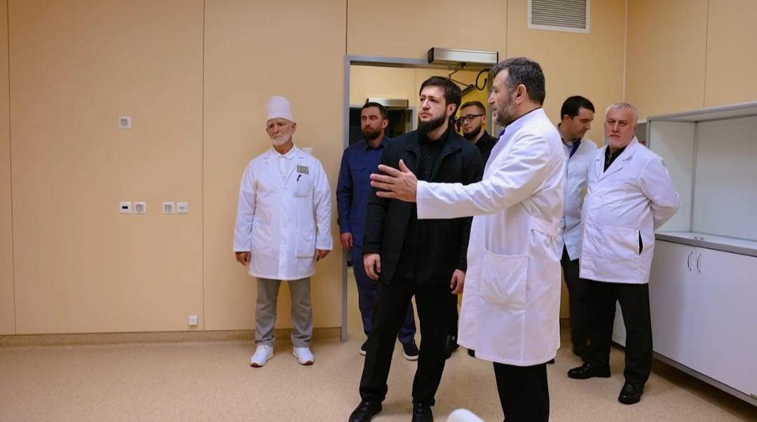 Адам Алханов оценил обновления в Гудермесской больнице
