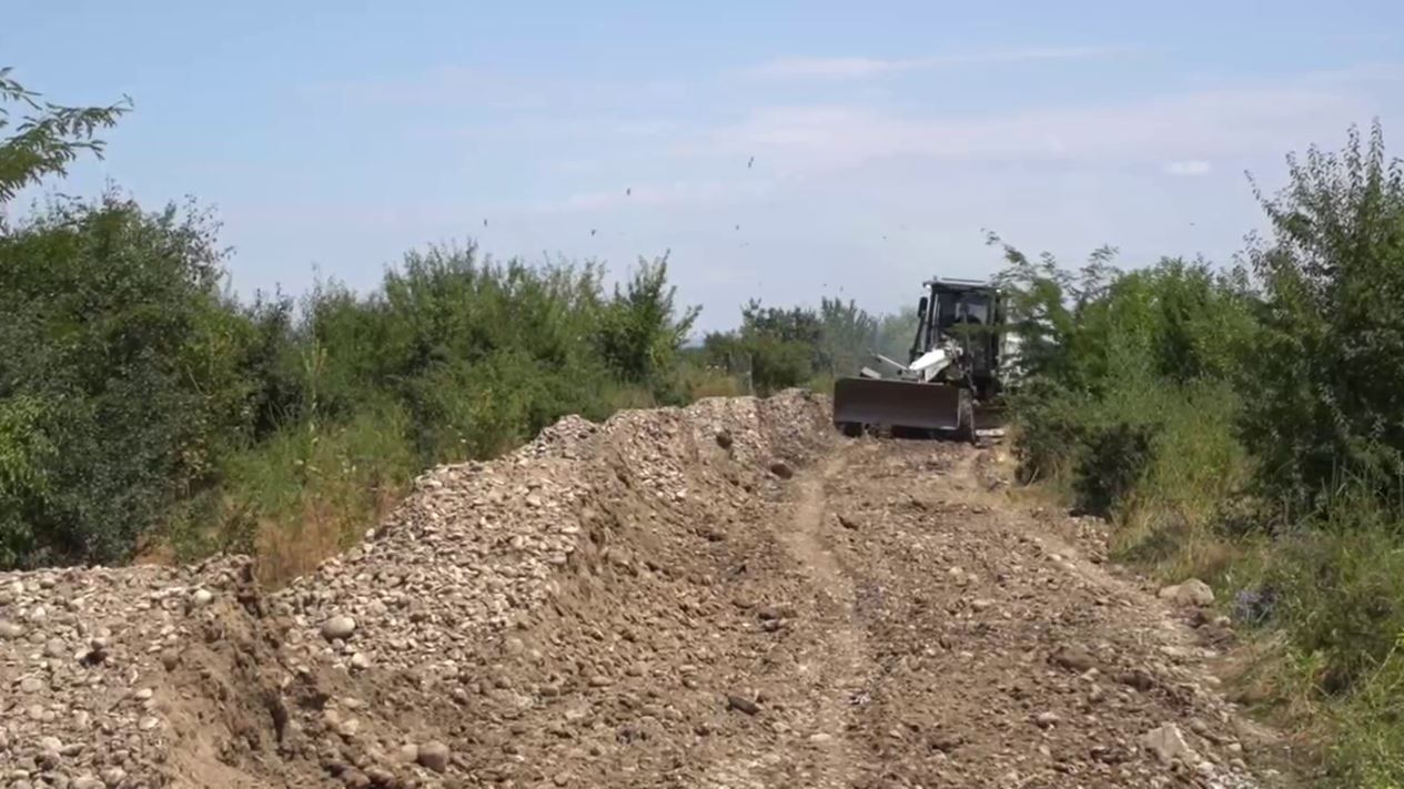 Жители села Герменчук решили проблему плохой дороги с помощью соцсетей