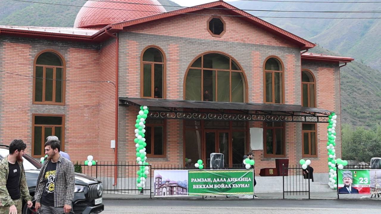В селе Итум-Кали открыли мечеть на 1 300 молящихся