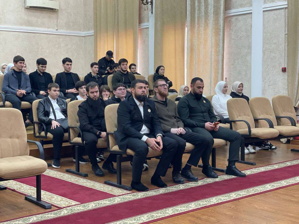 В Грозном открылась передвижная выставка «Связь поколений»