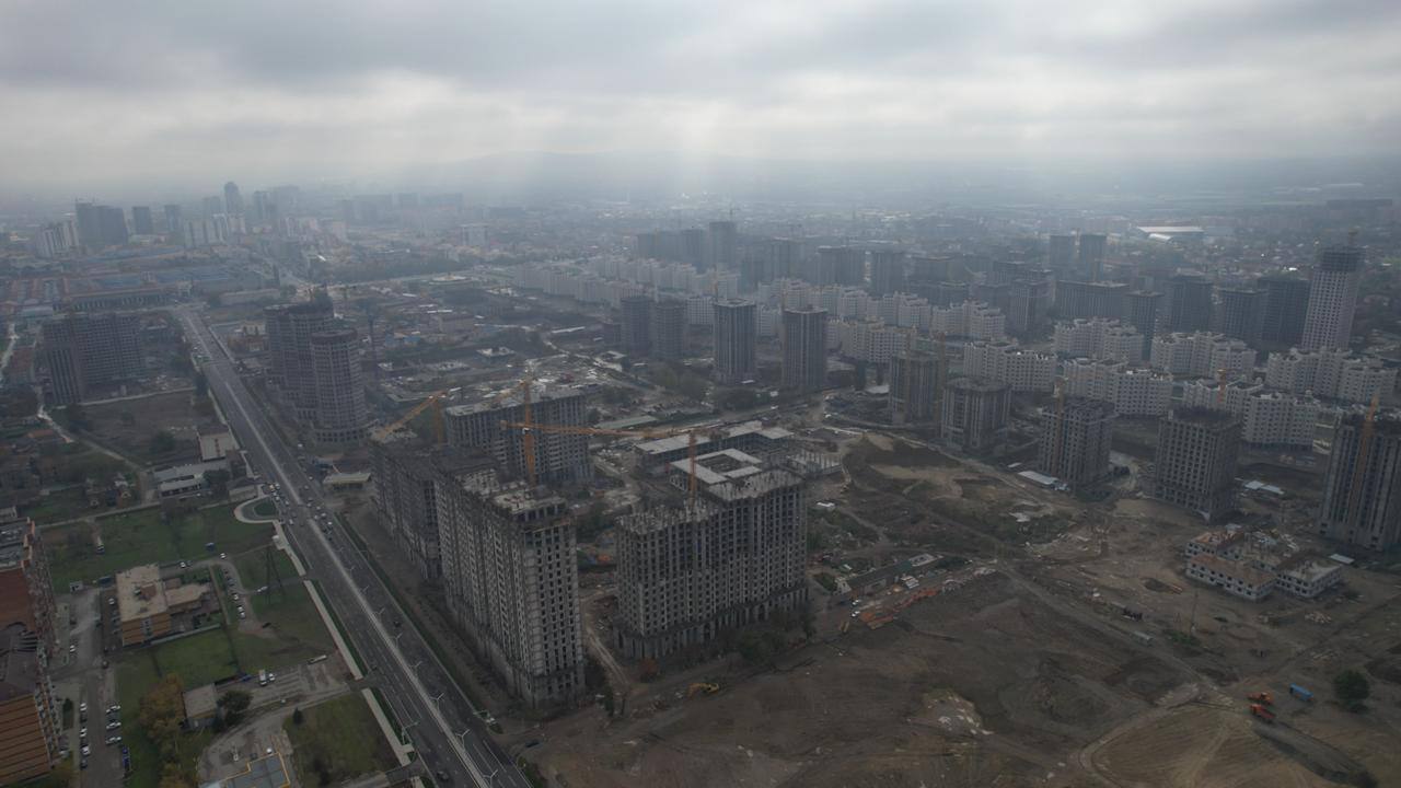 В Путинском районе Грозного продолжается строительство двух школ и двух детских садов
