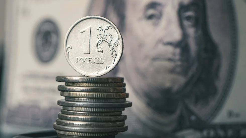 Впервые с 2023 года курс доллара снизился до 76 рублей