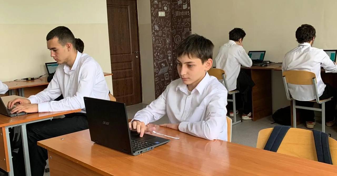 Школьники из Грозного проходят обучение инструментам ИИ