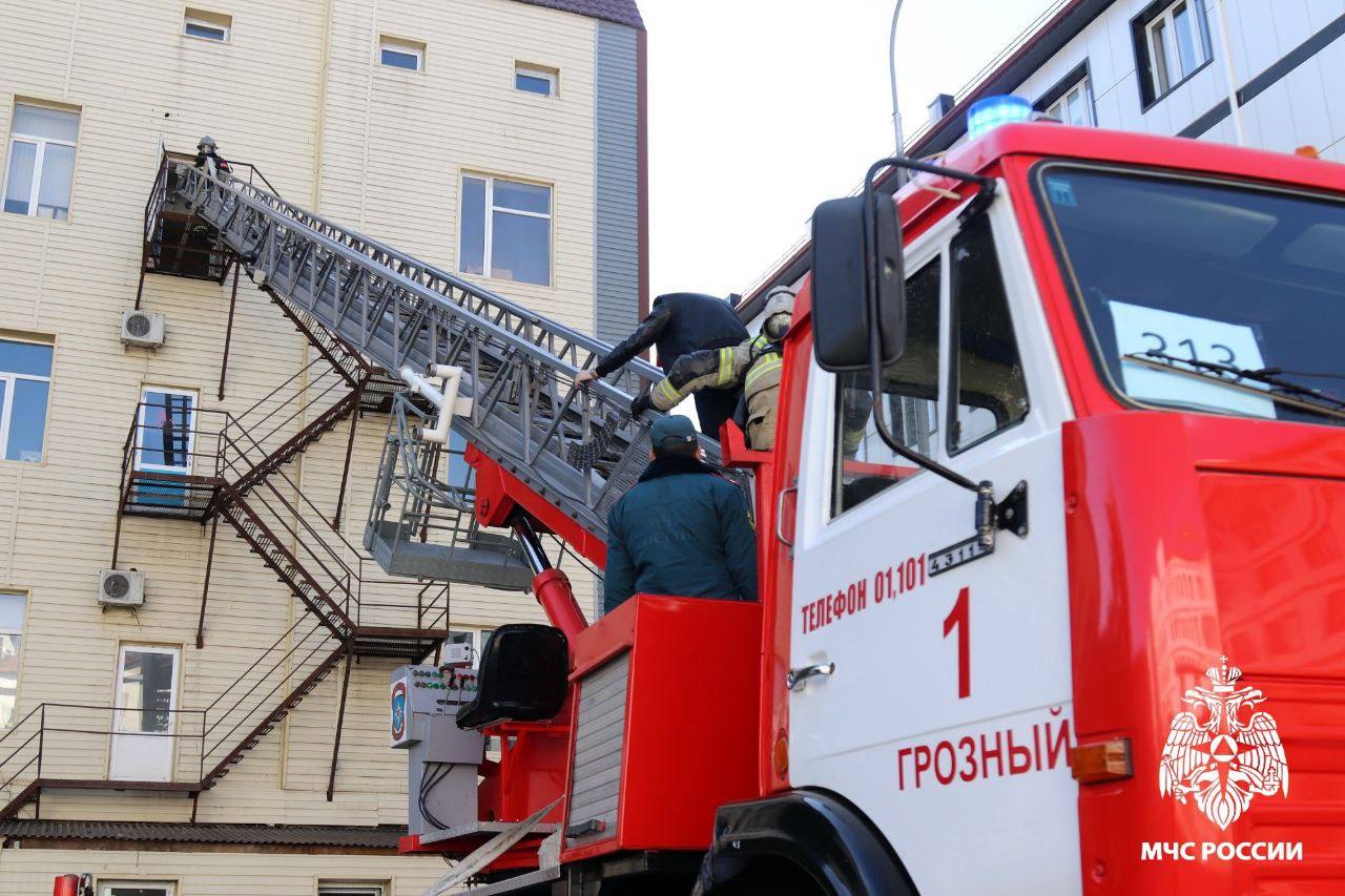 Пожарные спасли 13 человек при возгорании в многоквартирном доме в Грозном