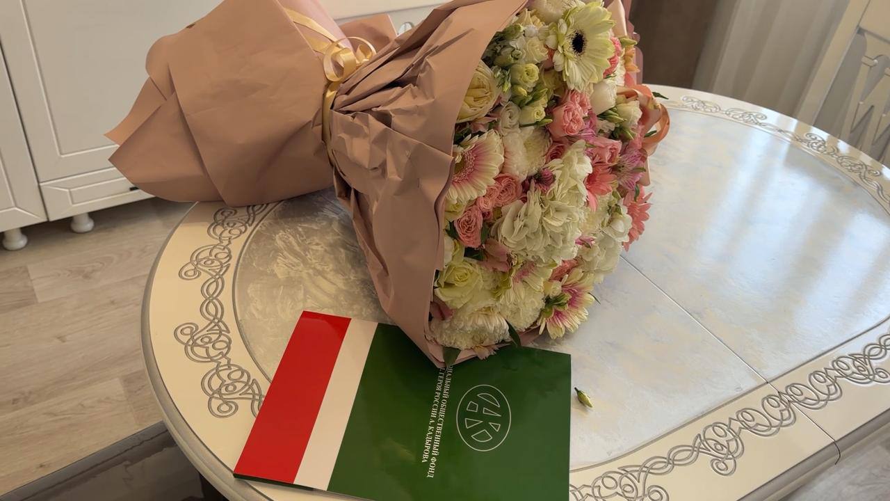 Марьям Магомадовой вручили ключи и документы от новой квартиры