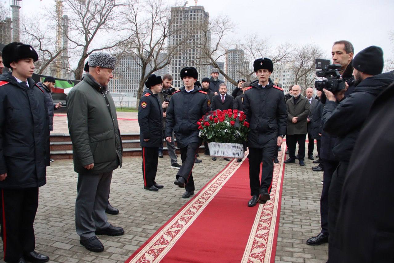 В Грозном открыли плиту памяти жертв авиакатастрофы под Актау