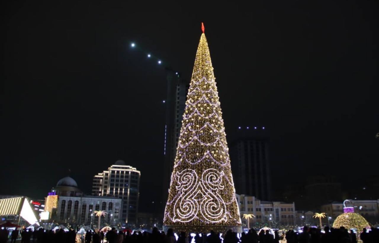 В Грозном зажгли центральную ёлку