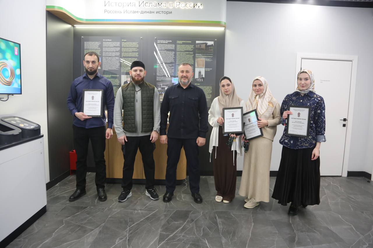 Сотрудники исламского отделения Сбербанка получили благодарственные письма от ТРК «Путь» им. А-Х.Кадырова
