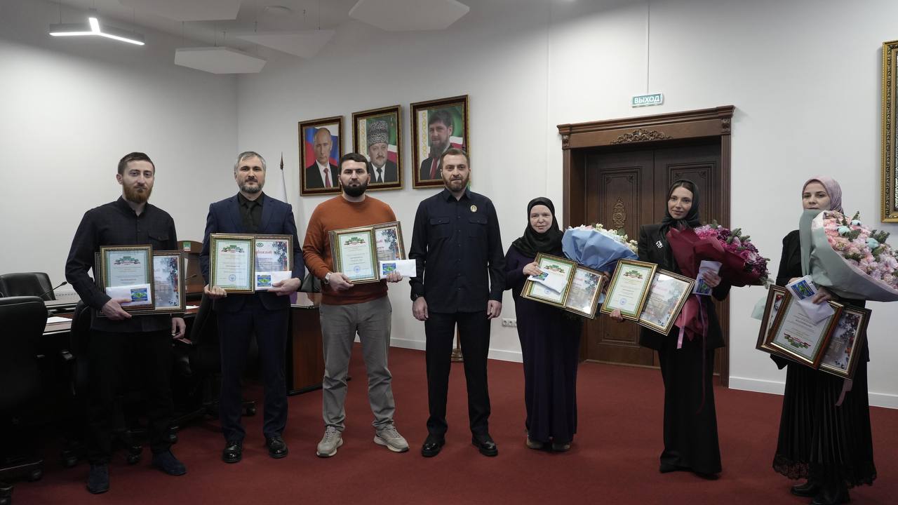 Мэрия Грозного наградила победителей конкурса на лучшее новогоднее оформление зданий