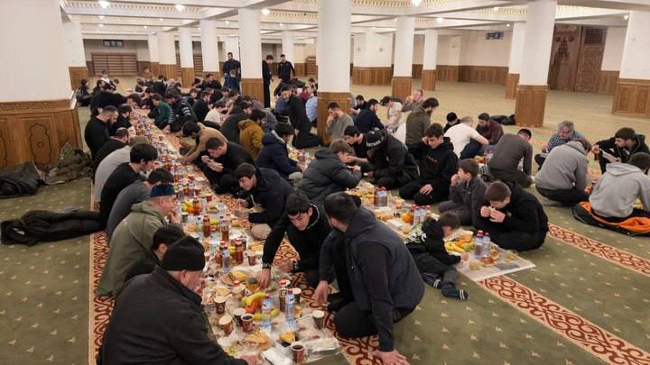 В мечети «Сердце Чечни» проходят коллективные ифтары, организованные фондом Кадырова