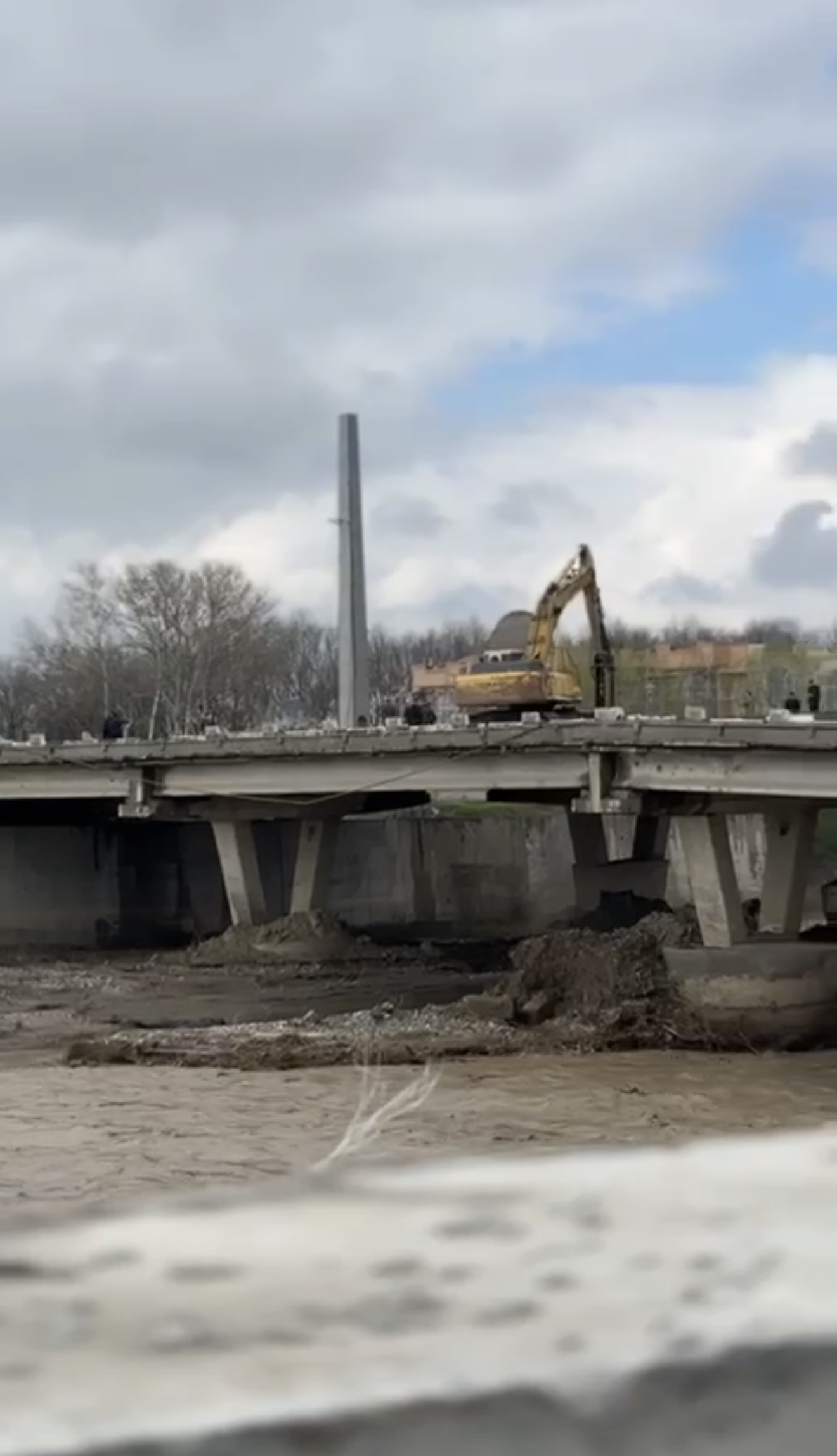 В городе Аргуне восстанавливают мост, поврежденный из-за дождей