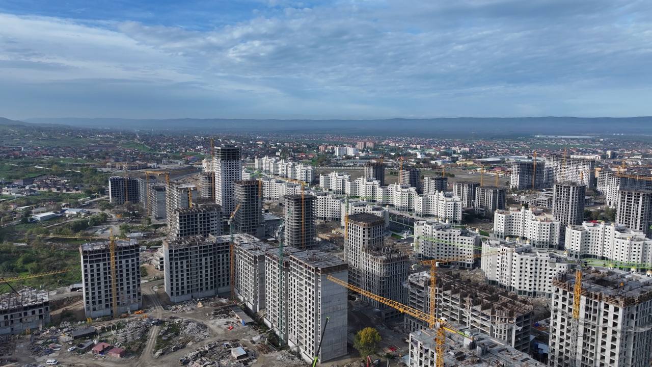 В Путинском районе Грозного завершается строительство каркасов домов на второй линии