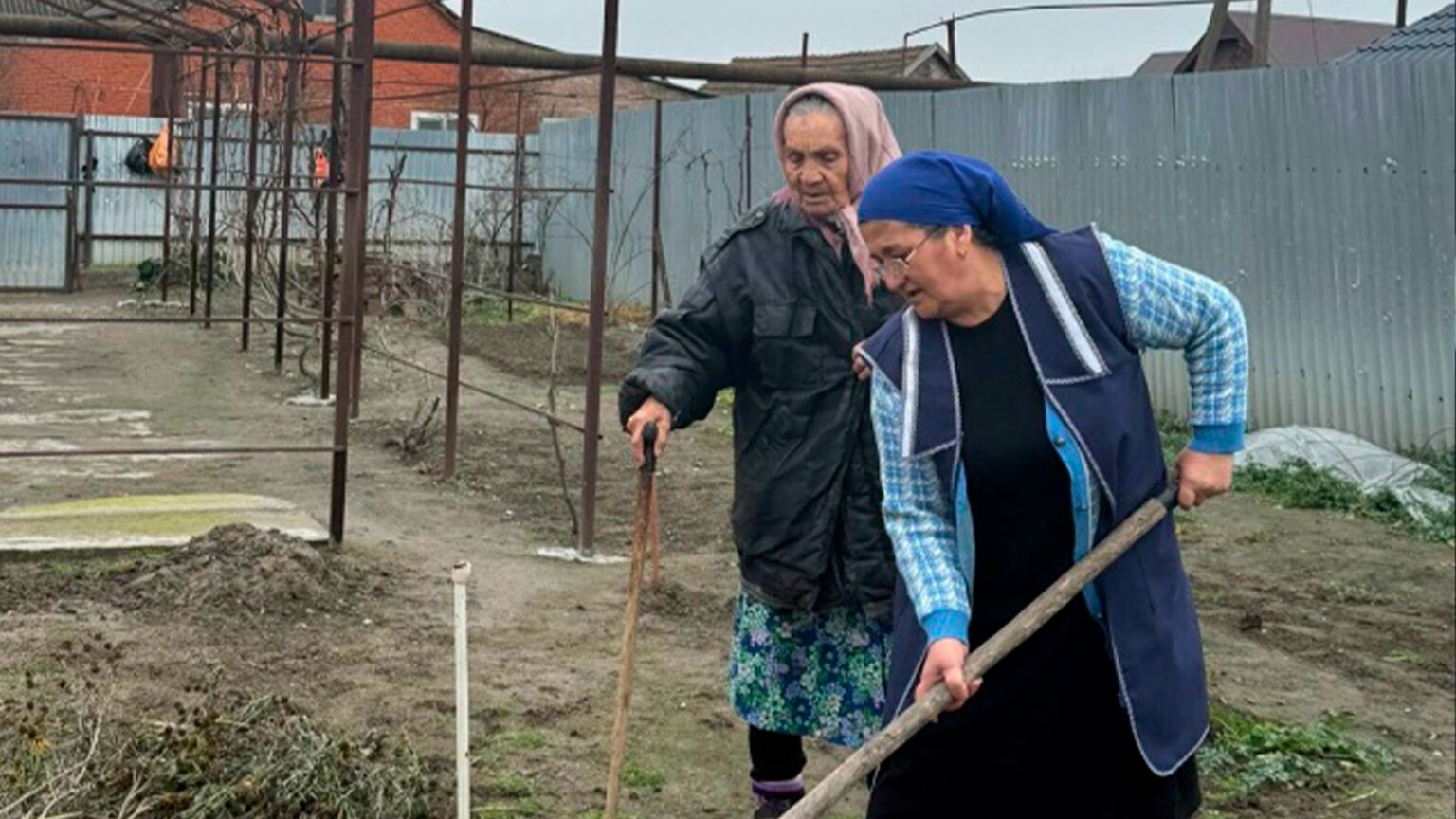 Социальные работники Шелковского района создают сеть заботы для старшего поколения
