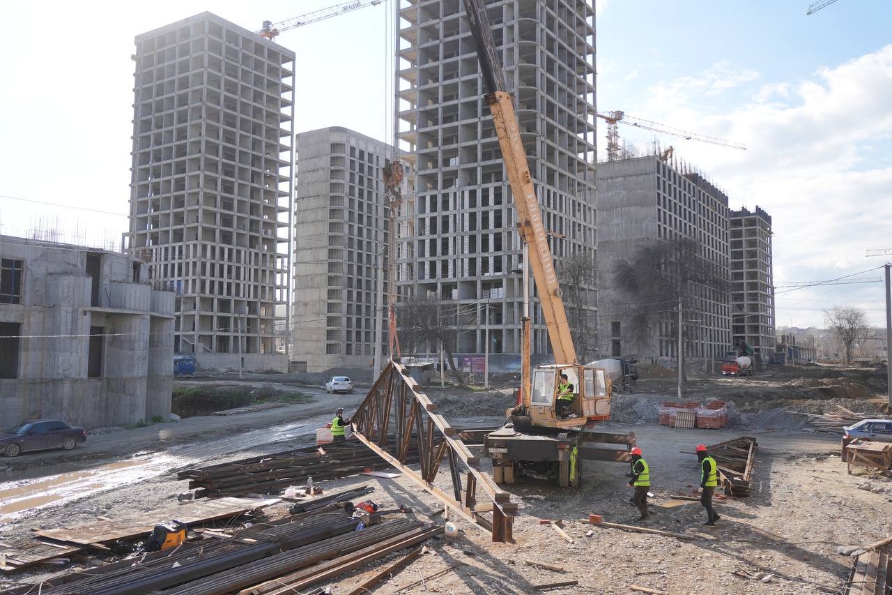 В Путинском районе Грозного строят школу по нацпроекту «Инфраструктура для жизни»