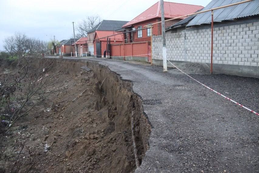 В селе Иласхан-Юрт установлено круглосуточное наблюдение за домами из-за оползней