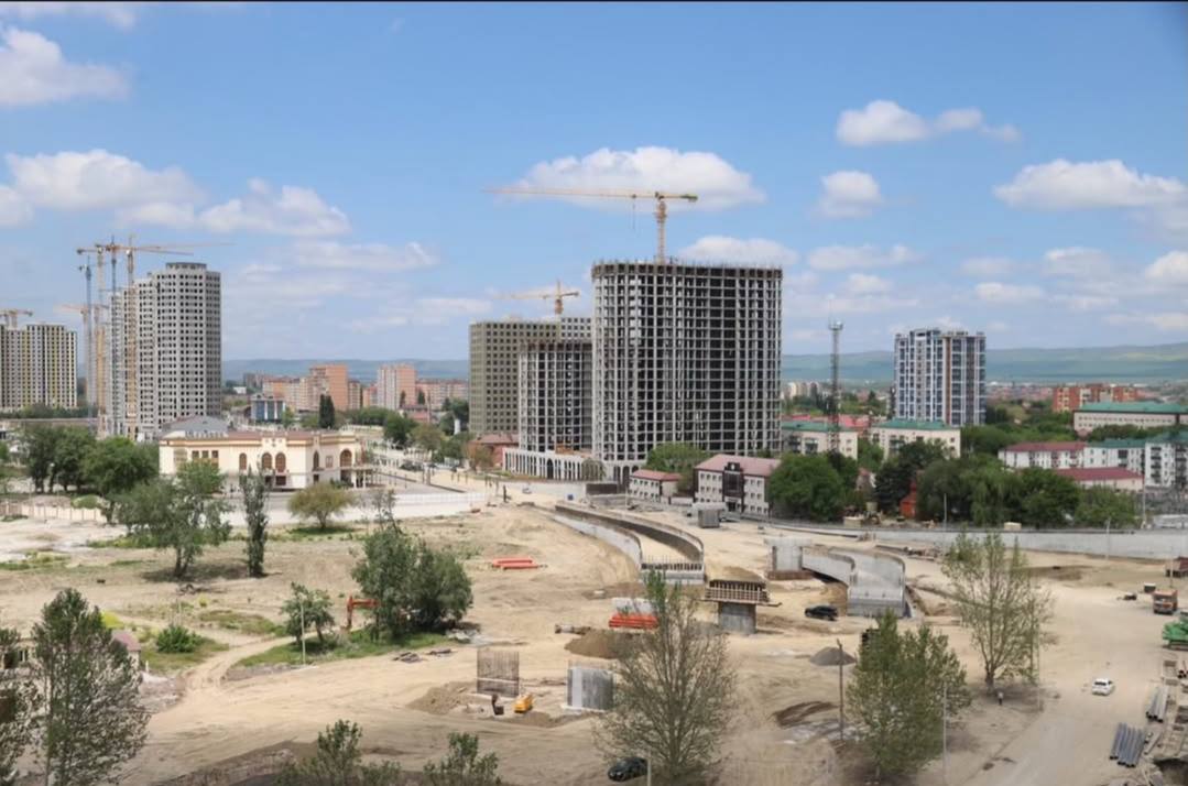 На улице Назарбаева в Грозном продолжается строительство транспортной развязки