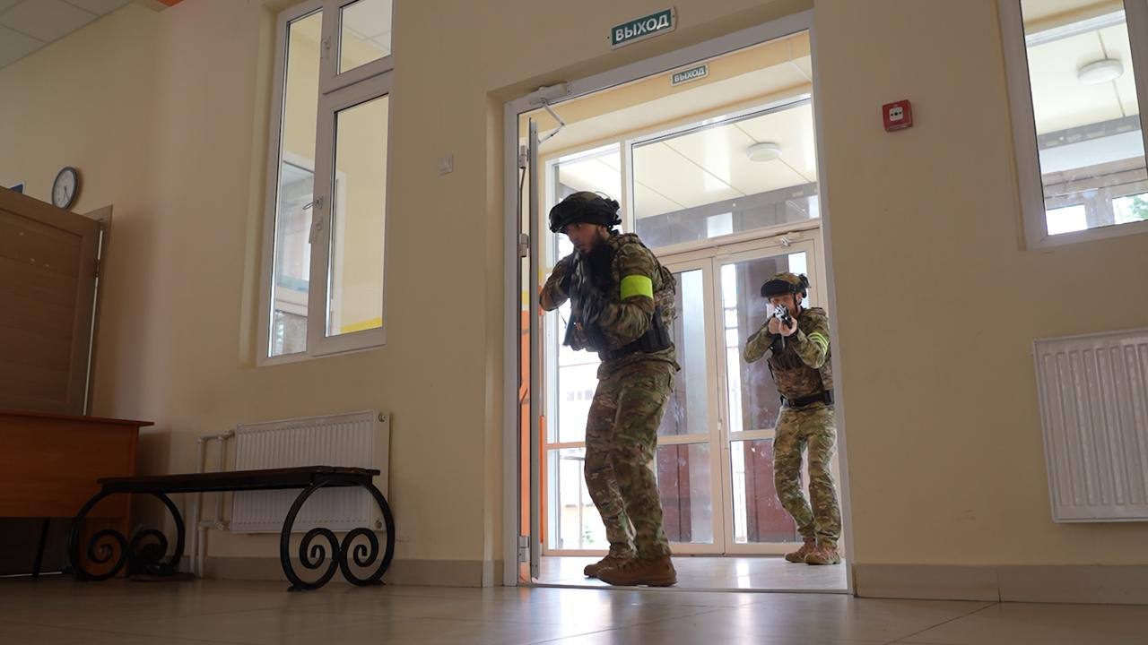 В школах Грозного проходят тренировки по эвакуации в случае ЧП