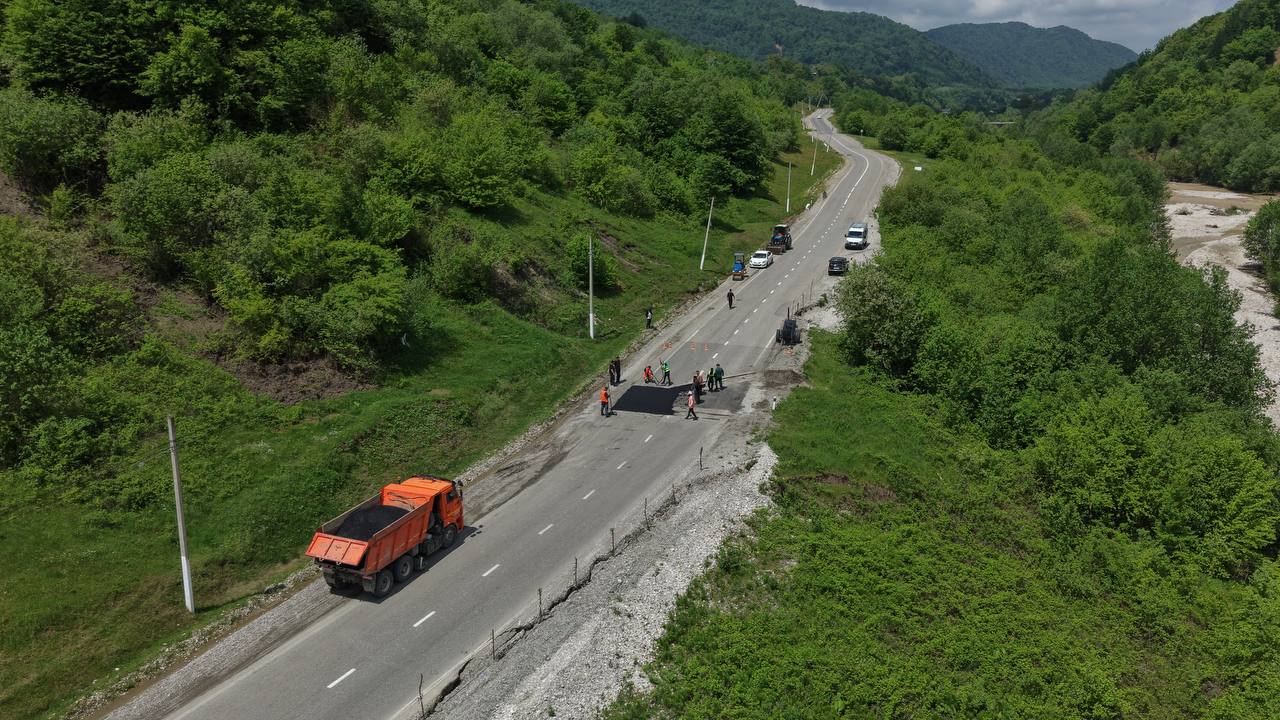 В Веденском районе ЧР продолжается ямочный ремонт дорог