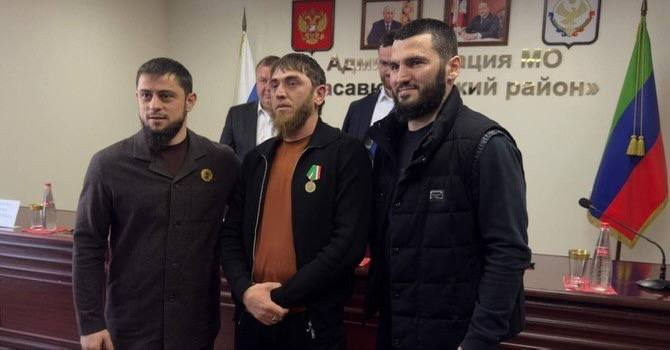 Ахмед Дудаев наградил уроженцев ЧР за помощь жителям Дагестана во время стихии